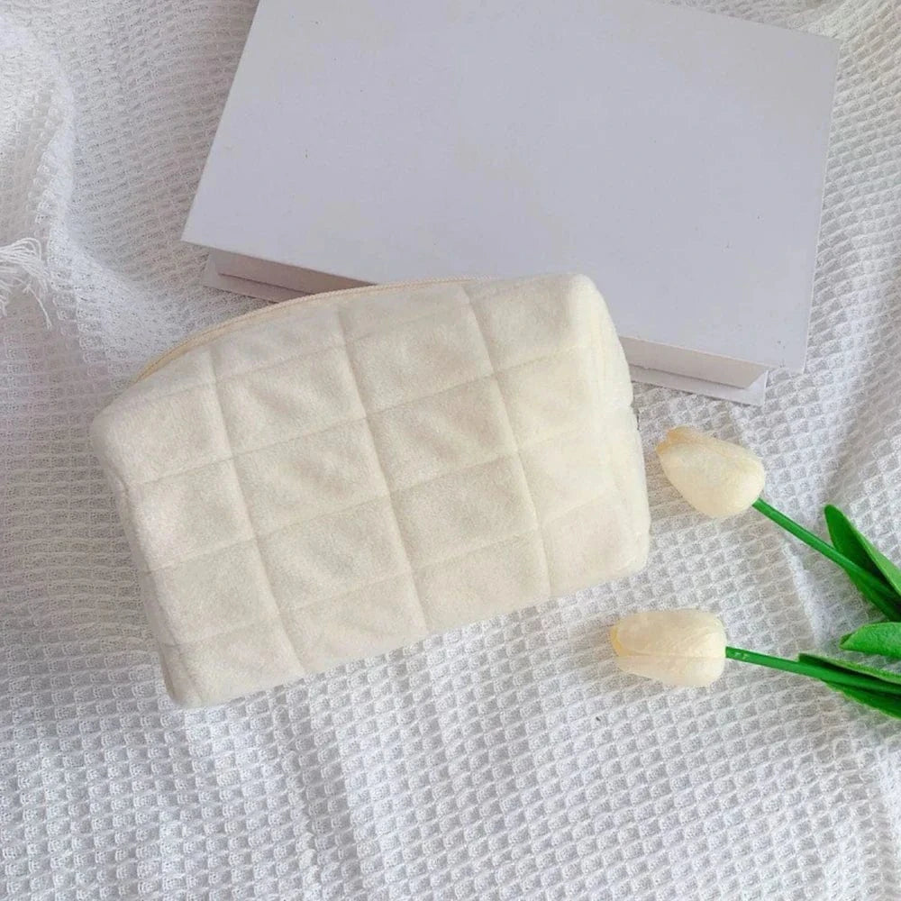 Pavoco Kosmetiktaschen & -etuis Weiß Nora kompakte Plüsch Kosmetiktasche für Damen weich