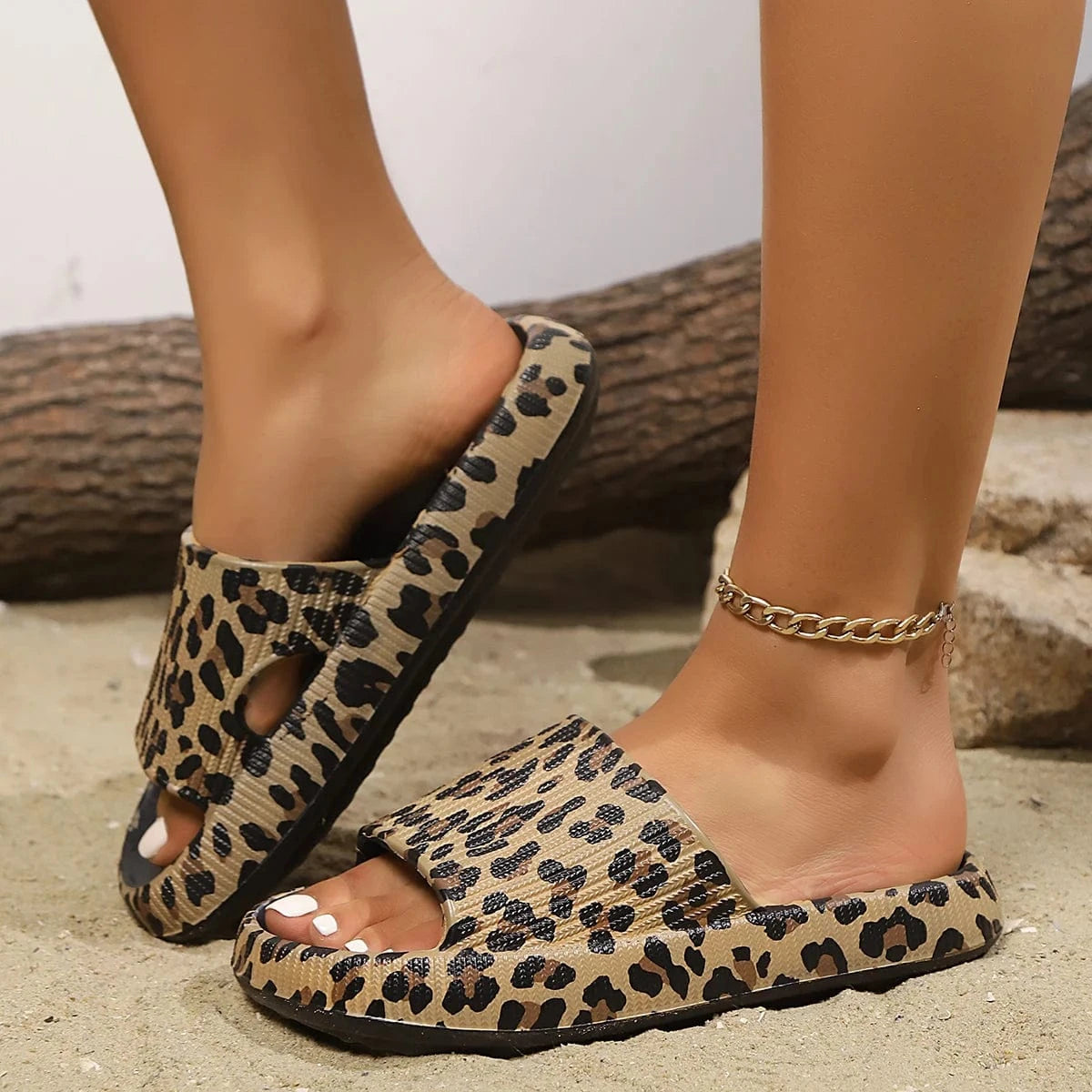 Primadon Damen Hausschuhe Lina | leichte Badeschuhe für Damen Sommer Leopard